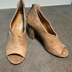 Very G size 9 tan heels w/peek a boo toe